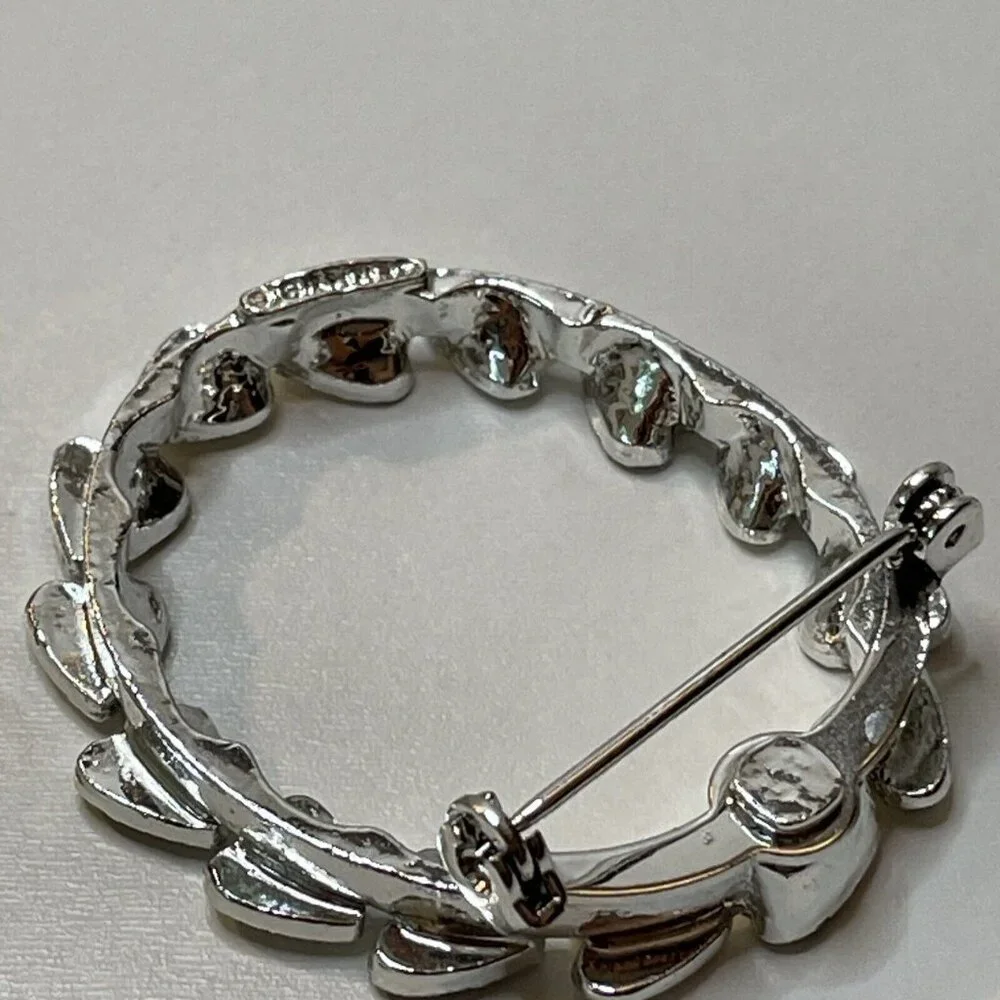 Signed Gerry's Oval Silver Tone Metal Heart Wreath Brooch Pin Vintage AL5.4‎